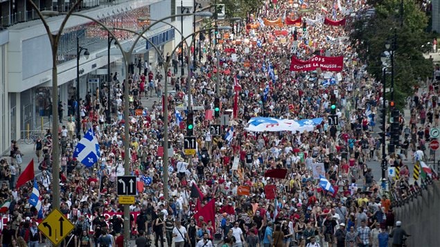 Des milliers de personnes manifestent à Montréal, le 22 juillet 2012. Des milliers de personnes manifestent à Montréal, le 22 juillet 2012.