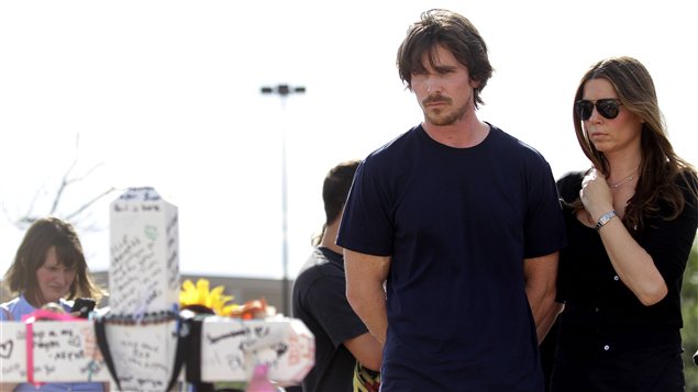 L'acteur Christian Bale devant une crois érigée près du cinéma 16, à Aurora au Colorado, le 24 juillet 2012 L'acteur Christian Bale devant une crois érigée près du cinéma 16, à Aurora au Colorado, le 24 juillet 2012