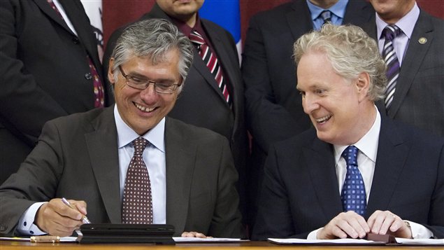 Le grand chef du Grand Conseil des Cris, Matthew Coon Come, et le premier ministre Jean Charest. Le grand chef du Grand Conseil des Cris, Matthew Coon Come, et le premier ministre Jean Charest.