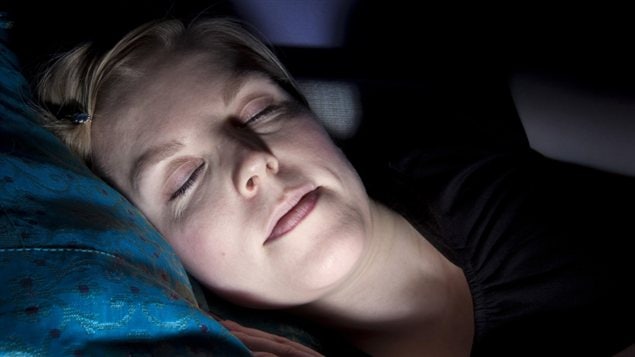 Une femme dort devant la télévision. Une femme dort devant la télévision.