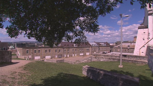 Le bâtiment militaire a été construit en 1748 sous le régime français. Le bâtiment militaire a été construit en 1748 sous le régime français.