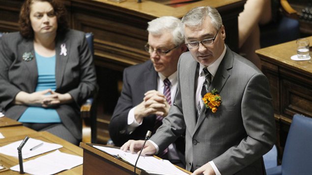 Le ministre des Finances, Stan Struthers, lors de la présentation du budget 2012. Le ministre des Finances, Stan Struthers, lors de la présentation du budget 2012.
