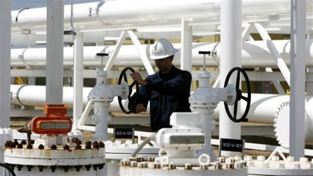 Un employé d'Enbridge à un terminal pétrolier en Alberta Un employé d'Enbridge à un terminal pétrolier en Alberta