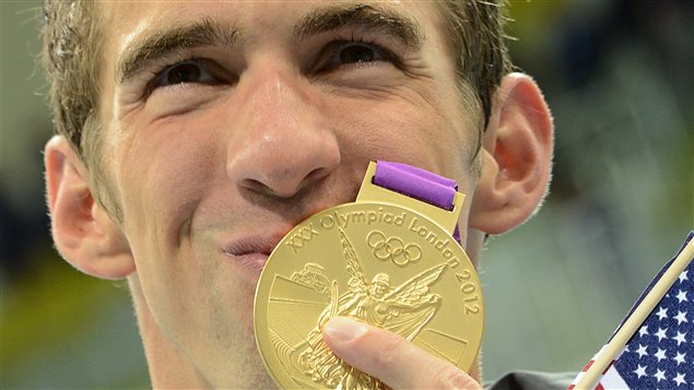 Phelps embrasse sa 19e médaille olympique Phelps embrasse sa 19e médaille olympique
