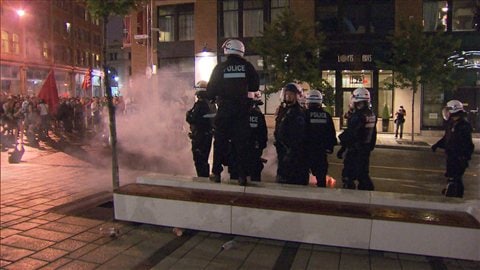 Des pièces pyrotechniques lancées en direction des policiers du SPVM Des pièces pyrotechniques lancées en direction des policiers du SPVM