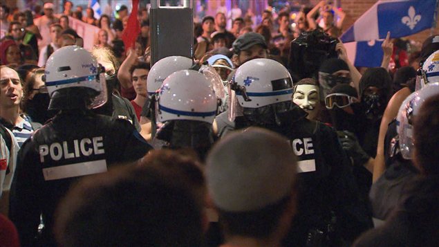 Manifestants et policiers du SPVM lors de la 100e manifestation nocturne Manifestants et policiers du SPVM lors de la 100e manifestation nocturne