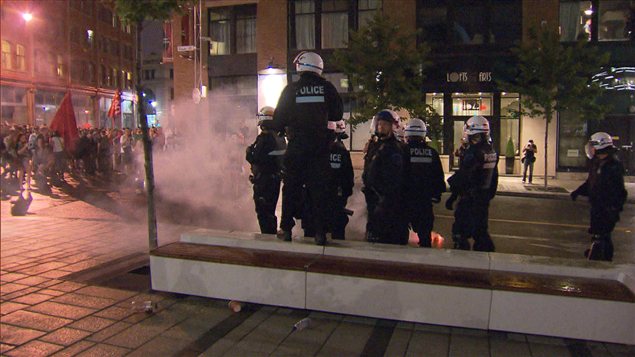 Des pièces pyrotechniques lancées en direction des policiers du SPVM Des pièces pyrotechniques lancées en direction des policiers du SPVM