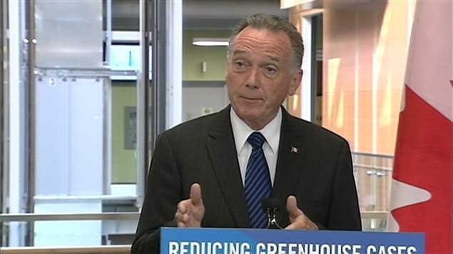 Le ministre de l'Environnement du Canada, Peter Kent, en conférence de presse le 8 août 2012 Le ministre de l'Environnement du Canada, Peter Kent, en conférence de presse le 8 août 2012