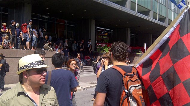 Des étudiants devant le siège social d'Hydro Québec Des étudiants devant le siège social d'Hydro Québec