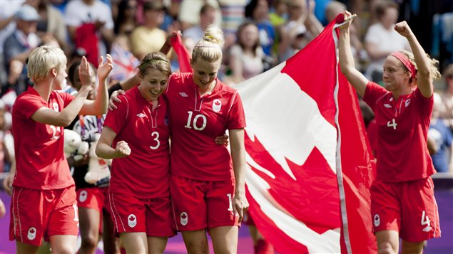 Les Canadiennes célèbrent leur victoire. Les Canadiennes célèbrent leur victoire.
