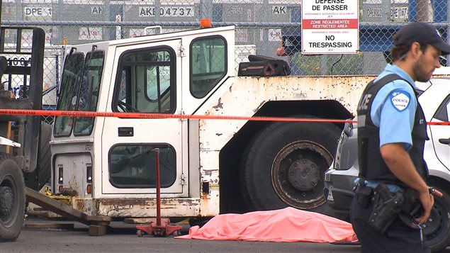 L'employé de 22 ans est mort écrasé au moment où il changeait un pneu sur un tracteur de refoulement de Swissport. L'employé de 22 ans est mort écrasé au moment où il changeait un pneu sur un tracteur de refoulement de Swissport.