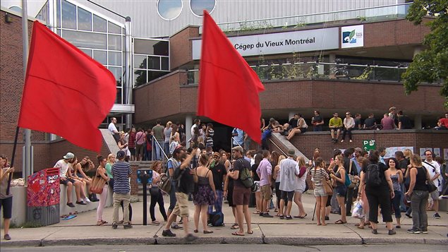 Étudiants devant le Cégep du Vieux-Montréal. Étudiants devant le Cégep du Vieux-Montréal.
