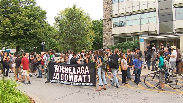 Les manifestants devant le Collège de Maisonneuve Les manifestants devant le Collège de Maisonneuve