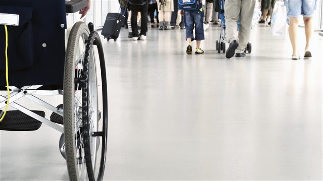 Personne en fauteuil roulant. Personne en fauteuil roulant.