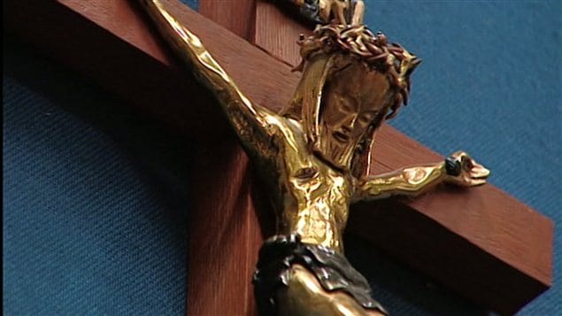Le crucifix présent à l'Assemblée nationale est situé au-dessus du siège de son président. Le crucifix présent à l'Assemblée nationale est situé au-dessus du siège de son président.