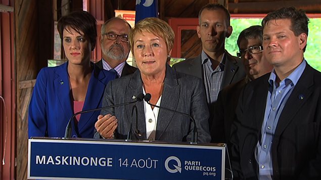 Entourée de candidats de la région, Pauline Marois s'est engagée, à Trois-Rivières, à faire adopter une charte de la laîcité si elle est élue. Entourée de candidats de la région, Pauline Marois s'est engagée, à Trois-Rivières, à faire adopter une charte de la laîcité si elle est élue.