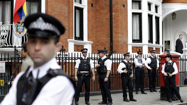 Des policiers montent la garde devant l'ambassade de l'Équateur à Londres Des policiers montent la garde devant l'ambassade de l'Équateur à Londres