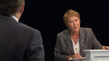 Pauline Marois réplique à François Legault. Pauline Marois réplique à François Legault.