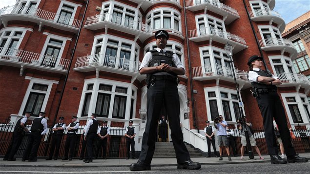 Des policiers britanniques devant l'ambassade équatorienne, à Londres, le 19 août 2012 Des policiers britanniques devant l'ambassade équatorienne, à Londres, le 19 août 2012