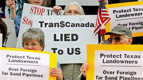 Des activistes manifestent contre le projet Keystone XL devant le palais de justice au Texas. Des activistes manifestent contre le projet Keystone XL devant le palais de justice au Texas.