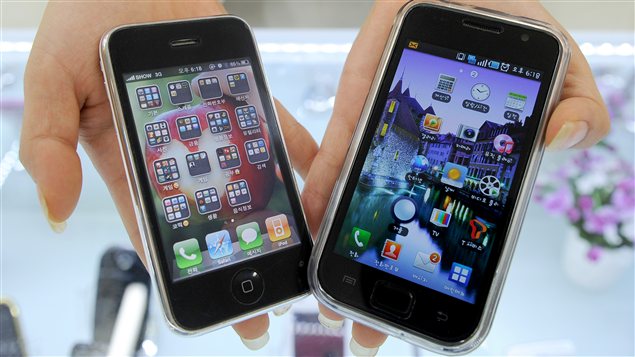 Un iPhone, fabriqué par Apple, et un Galaxy, commercialisé par Samsung. Un iPhone, fabriqué par Apple, et un Galaxy, commercialisé par Samsung.