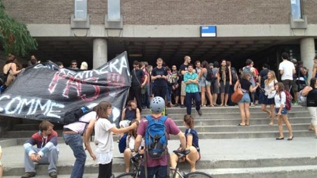 Des étudiants manifestent devant le pavillon Jean-Brillant de l'Université de Montréal. Des étudiants manifestent devant le pavillon Jean-Brillant de l'Université de Montréal.