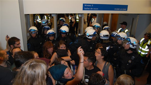 Des étudiants et enseignants pris en souricière dans les escaliers du pavillon Jean-Brillant de l'UdeM après l'intervention policière en après-midi, le 28 août 2012 Des étudiants et enseignants pris en souricière dans les escaliers du pavillon Jean-Brillant de l'UdeM après l'intervention policière en après-midi, le 28 août 2012