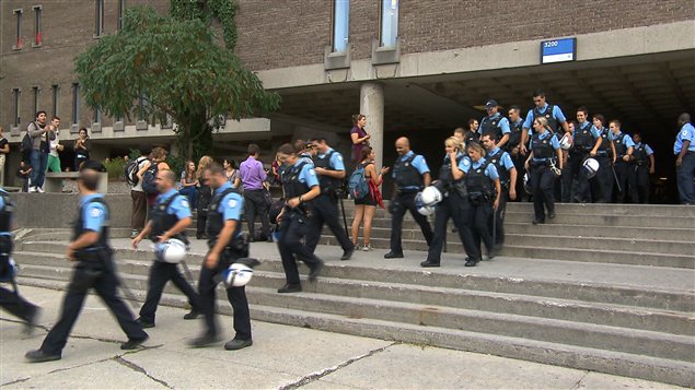 Des policiers à l'extérieur du pavillon Jean-Brillant de l'Université de Montréal Des policiers à l'extérieur du pavillon Jean-Brillant de l'Université de Montréal