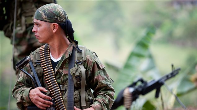 Un membre des Forces armées révolutionnaires de Colombie (FARC), dans les montagnes près de Toribio, en juillet 2012. Un membre des Forces armées révolutionnaires de Colombie (FARC), dans les montagnes près de Toribio, en juillet 2012.