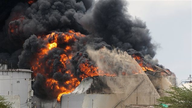 Image result for Gigantesque incendie après l'explosion de la raffinerie d'Amuay sur la péninsule de Paraguana
