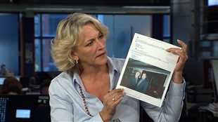 La libérale Lise thériault brandit à RDI une photo de Jacques Duchesneau en compagnie d'Alberino Magi La libérale Lise thériault brandit à RDI une photo de Jacques Duchesneau en compagnie d'Alberino Magi
