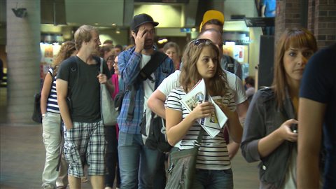 Des étudiants en file se rendant à l'assemblée générale de la faculté des sciences humaines de l'UQAM, le 29 août 2012 Des étudiants en file se rendant à l'assemblée générale de la faculté des sciences humaines de l'UQAM, le 29 août 2012