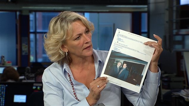 La libérale Lise thériault brandit à RDI une photo de Jacques Duchesneau en compagnie d'Alberino Magi La libérale Lise thériault brandit à RDI une photo de Jacques Duchesneau en compagnie d'Alberino Magi