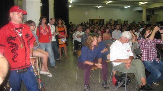 De nombreux citoyens ont pu poser des questions aux candidats. De nombreux citoyens ont pu poser des questions aux candidats.