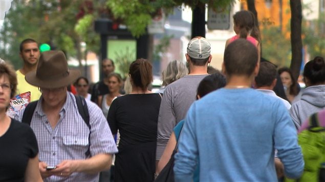 Des passants à Montréal Des passants à Montréal