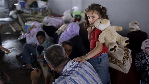 Une fillette syrienne, qui a fui Marea avec sa famille, attend dans un refuge au poste frontalier Bab Al-Salameh. (29 août 2012) Une fillette syrienne, qui a fui Marea avec sa famille, attend dans un refuge au poste frontalier Bab Al-Salameh. (29 août 2012)