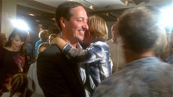 Le député de Chicoutimi, Stéphane Bédard, vient saluer ses militants. Le député de Chicoutimi, Stéphane Bédard, vient saluer ses militants.