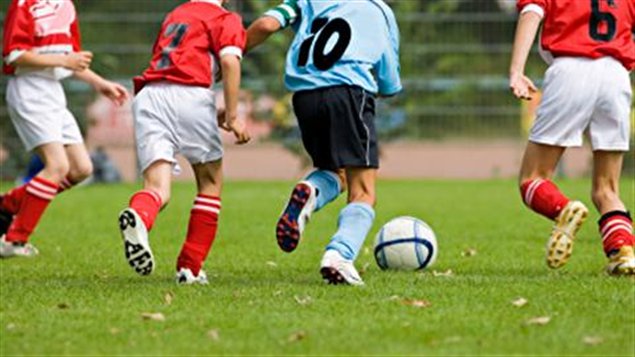 De jeunes joueurs de soccer De jeunes joueurs de soccer