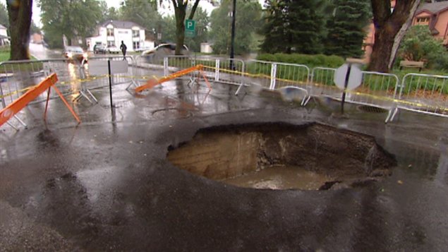 Une partie de la rue Jacques-Cartier à Gatineau s'est affaissée. Une partie de la rue Jacques-Cartier à Gatineau s'est affaissée.