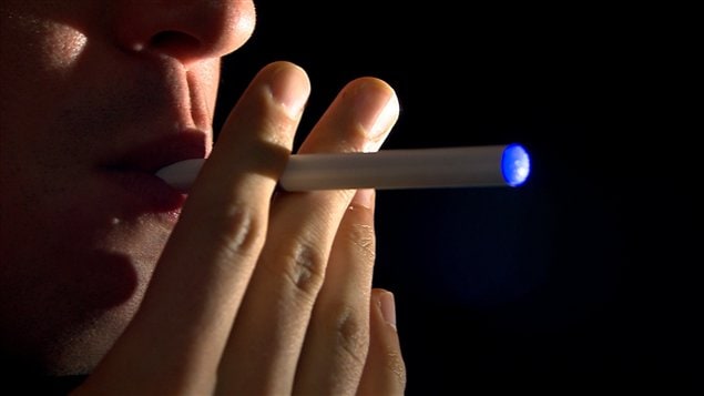 La cigarette électronique qui fait un malheur chez les adolescents pourrait leur donner le goût de la vraie cigarette. La cigarette électronique qui fait un malheur chez les adolescents pourrait leur donner le goût de la vraie cigarette.