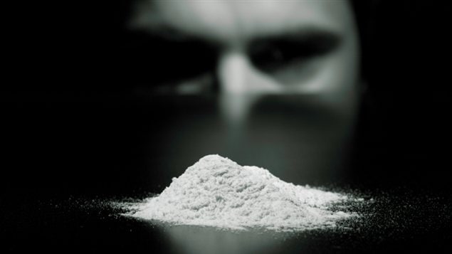 Un visage derrière de la cocaïne Un visage derrière de la cocaïne