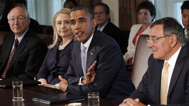 Le président américain Barack Obama, sa secrétaire d'État Hillary Clinton, et le secrétaire à la Défense, Leon Panetta, lors d'une rencontre du cabinet en juin 2012. Le président américain Barack Obama, sa secrétaire d'État Hillary Clinton, et le secrétaire à la Défense, Leon Panetta, lors d'une rencontre du cabinet en juin 2012.