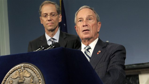 Le maire de New York, Michael Bloomberg (droite), accompagné du commissaire à la santé de New York, Thomas Farley, lors d'une conférence de presse, jeudi 13 septembre. Le maire de New York, Michael Bloomberg (droite), accompagné du commissaire à la santé de New York, Thomas Farley, lors d'une conférence de presse, jeudi 13 septembre.