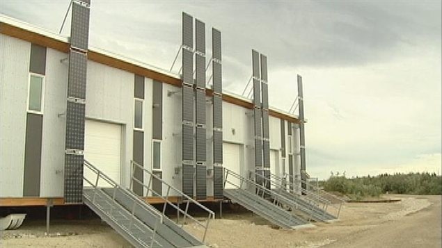 Cet édifice dont l'énergie est en partie alimentée par des panneaux solaires photvoltaiques abrite un laboratoire de recherche ainsi que les locaux de Parcs Canada à Old Crow, au Yukon. Cet édifice dont l'énergie est en partie alimentée par des panneaux solaires photvoltaiques abrite un laboratoire de recherche ainsi que les locaux de Parcs Canada à Old Crow, au Yukon.