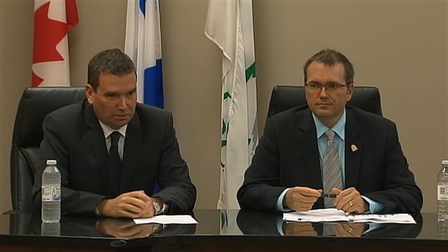 Le ministre de l'Industrie, Christian Paradis, et le maire de Thetford Mines, Luc Berthold Le ministre de l'Industrie, Christian Paradis, et le maire de Thetford Mines, Luc Berthold