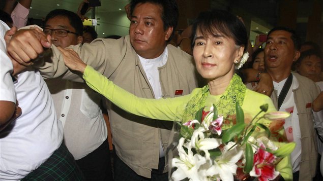 La chef de l'opposition birmane Aung San Suu Kyi quitte l'aéroport international de Rangoun pour un voyage aux États-Unis. La chef de l'opposition birmane Aung San Suu Kyi quitte l'aéroport international de Rangoun pour un voyage aux États-Unis.