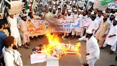 Un drapeau américain est brûlé à Karachi, au Pakistan, lors d'une manifestation visant à protester contre la diffusion d'un film hostile à l'islam. Un drapeau américain est brûlé à Karachi, au Pakistan, lors d'une manifestation visant à protester contre la diffusion d'un film hostile à l'islam.