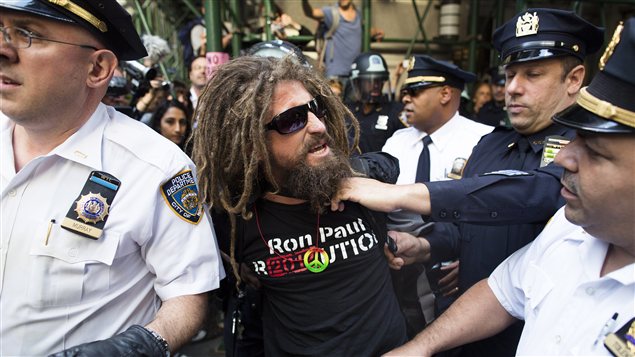 Un manifestant est amené par les policiers new-yorkais après son arrestation. Un manifestant est amené par les policiers new-yorkais après son arrestation.