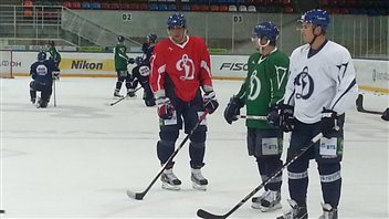 Alexander Ovechkin (gauche) à l'entraînement du Dynamo Alexander Ovechkin (gauche) à l'entraînement du Dynamo