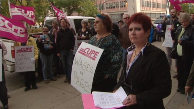 Les employés syndiqués des bibliothèques publiques de Saskatoon réclament un contrat de travail. Les employés syndiqués des bibliothèques publiques de Saskatoon réclament un contrat de travail.